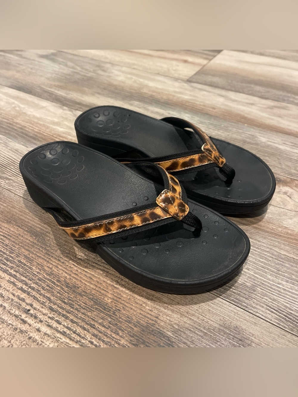 Vionic Tide Flip Flops Brown Leopard Print Thong Sandals Orthotic Women's Size 7